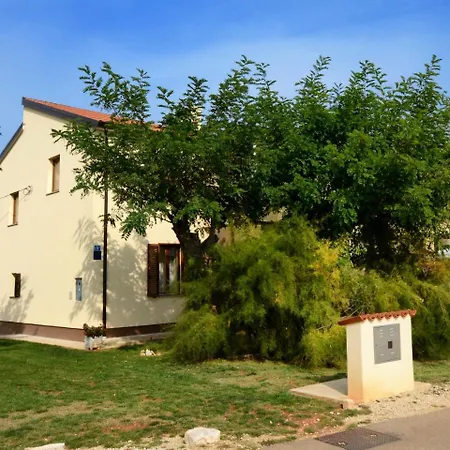 Lucilla-2 Apartman *