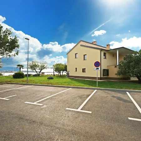 Lucilla-2 Apartman *